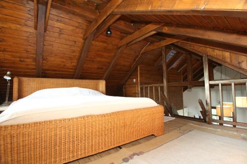 1 dormitorio con 1 cama en el techo de madera en Kuća za odmor Koprivnjak, en Tomaševci