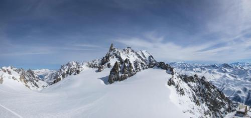 ラ・サルにあるMansarda Monte Biancoの雪山の景色
