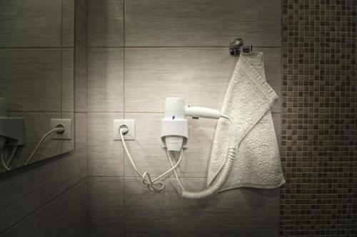 una doccia con rete sul muro di un bagno di Casa Cizi a Călimăneşti