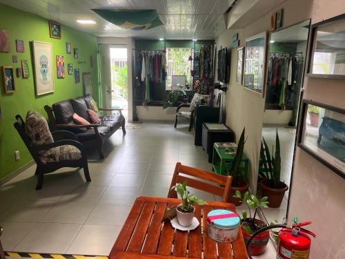 - un salon avec une table et un canapé dans l'établissement Hostel New Ipanema, à Rio de Janeiro