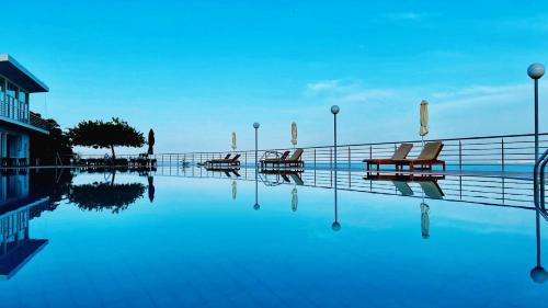 Πισίνα στο ή κοντά στο COZY SUITE in gated community