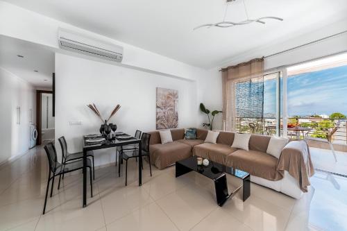 Χώρος καθιστικού στο COZY SUITE in gated community
