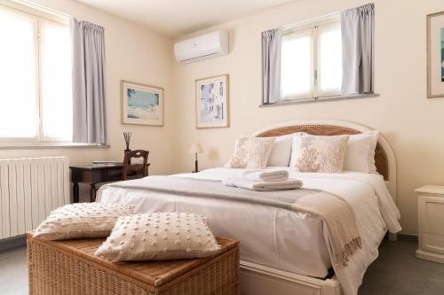 1 dormitorio con 1 cama blanca grande y 2 ventanas en FLOWERS ROOM stanza privata tra Como e Milano, en Vertemate