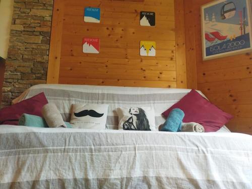 1 dormitorio con 1 cama con pared de madera en *Tout confort*4 pers*Centre Isola 2000, en Isola