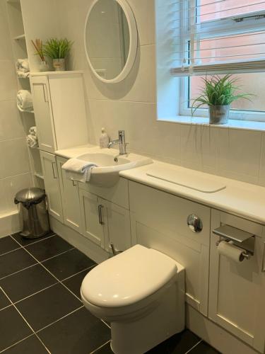 Et badeværelse på Vineyard Cottage Sleeps 4 with Garden