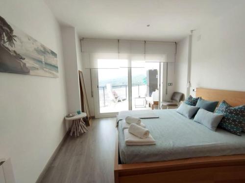 ein Schlafzimmer mit einem Bett mit zwei Handtüchern darauf in der Unterkunft Apartamento con vistas in Arenys de Munt