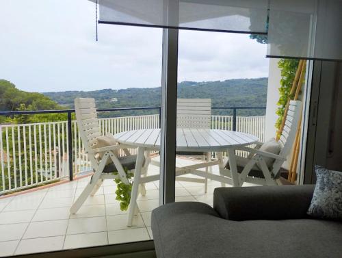 einen Tisch und Stühle auf einem Balkon mit Aussicht in der Unterkunft Apartamento con vistas in Arenys de Munt