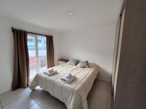 Postel nebo postele na pokoji v ubytování Hermoso departamento con vista al Canal Beagle