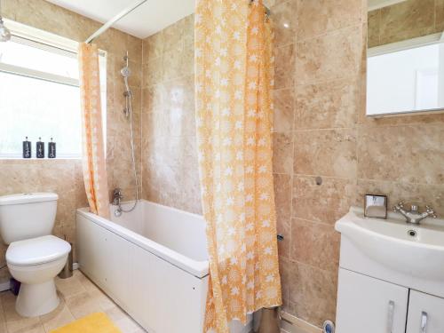 łazienka z wanną, toaletą i umywalką w obiekcie The Blossom Woods w mieście High Wycombe