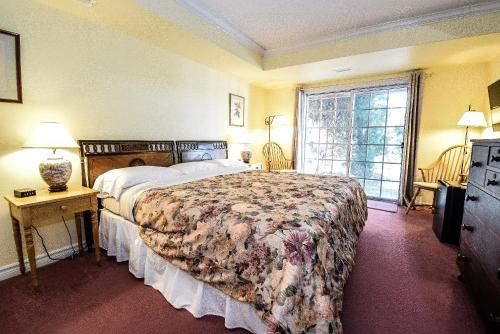 Un dormitorio con una cama grande y una ventana en Blairpen House Country Inn, en Niagara on the Lake