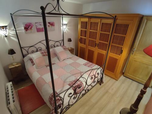 ベーブレンハイムにあるDemeure d’antanのベッドルーム1室(錬鉄製のフレーム付きベッド1台付)
