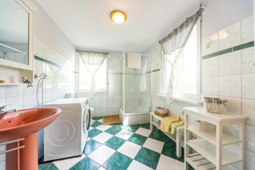 y baño con lavabo, aseo y bañera. en Ferienhäuser Suhrendorf en Ummanz