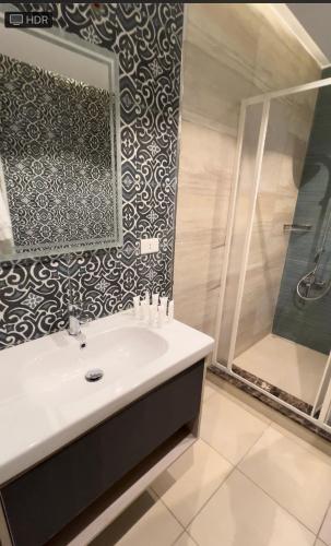 a bathroom with a sink and a shower at شاليه فندقي بحمام سباحه خاص داخل فندق ايليت ريزيدنس اند اكوا بارك in Ain Sokhna