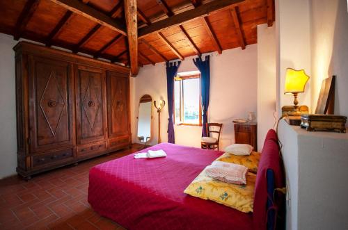 1 dormitorio con 1 cama grande con manta roja en Villa Colle di Giotto Mugello, Tuscany, en Borgo San Lorenzo