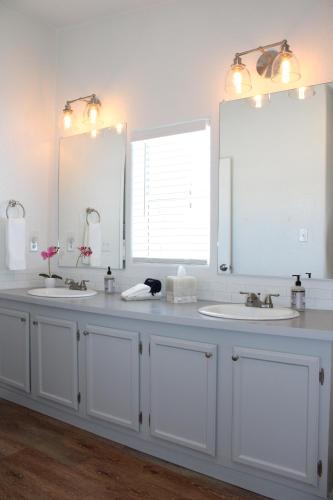 uma casa de banho com dois lavatórios e dois espelhos em Death Valley Hot Springs em Tecopa