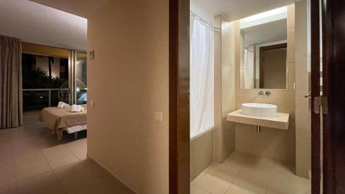 ein Bad mit einem Waschbecken und einem Spiegel in der Unterkunft Herdade dos Salgados,T3 8C-0C, Vila das Lagoas in Albufeira