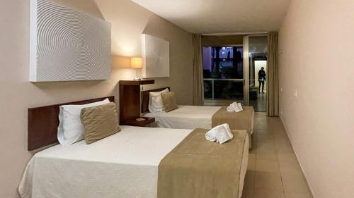 ein Hotelzimmer mit 2 Betten und einem Fenster in der Unterkunft Herdade dos Salgados,T3 8C-0C, Vila das Lagoas in Albufeira