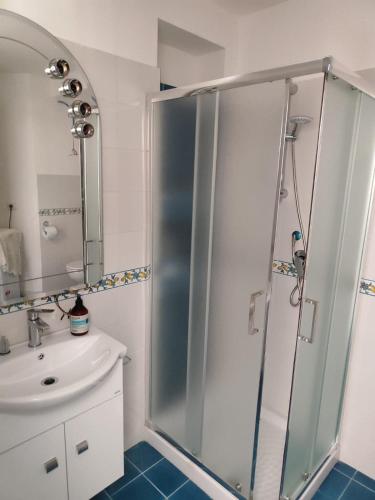 ein Bad mit einer Dusche und einem Waschbecken in der Unterkunft The House Of The Sunbeam in Neapel