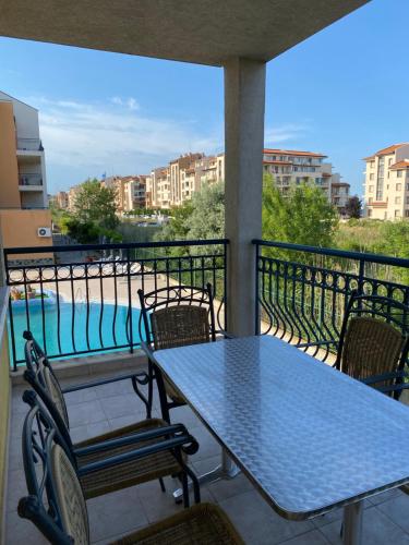 eine Terrasse mit einem Tisch und Stühlen auf dem Balkon in der Unterkunft Prostor Apartments in Obsor