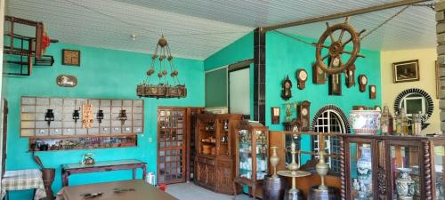 una habitación con una pared azul con muchos artículos en Pousada e Museu JK, en Ubajara