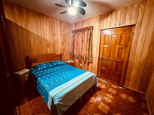 Schlafzimmer mit einem Bett und einem Deckenventilator in der Unterkunft Residencial Coya in David