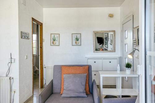 a small apartment with a desk and a chair at Art- Apartamentos Revilla Tacke D in Empuriabrava