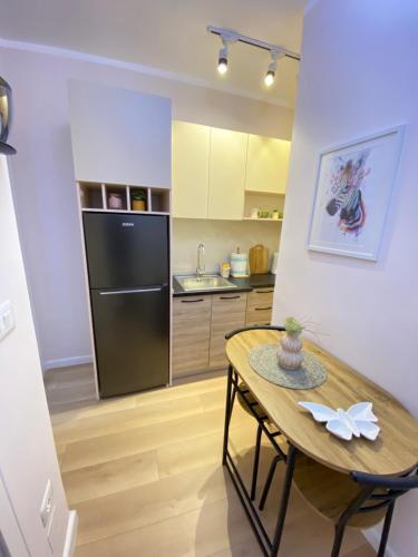 una cucina con un tavolo e un frigorifero di Casa Nada a Tirana