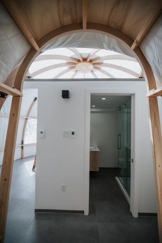 un couloir ouvert avec un ventilateur de plafond dans un bâtiment dans l'établissement Station Boréale, à Val-dʼOr