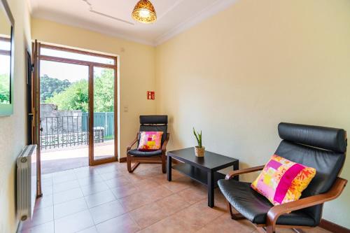 Χώρος καθιστικού στο Apartamentos privados con jardín y barbacoa compartida en Laredo