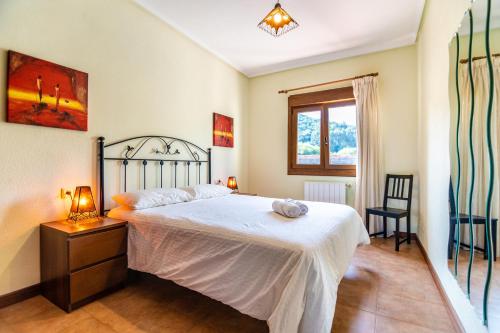 Ένα ή περισσότερα κρεβάτια σε δωμάτιο στο Apartamentos privados con jardín y barbacoa compartida en Laredo