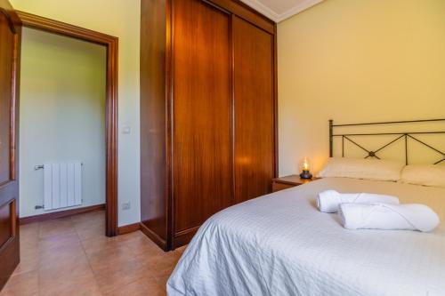 Ένα ή περισσότερα κρεβάτια σε δωμάτιο στο Apartamentos privados con jardín y barbacoa compartida en Laredo