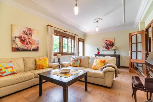 Χώρος καθιστικού στο Apartamentos privados con jardín y barbacoa compartida en Laredo