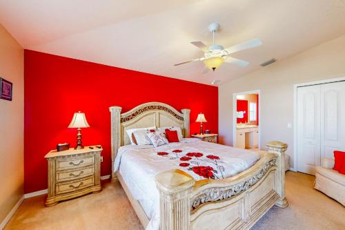 1 dormitorio rojo con 1 cama con paredes rojas en Sunny Way, en Rotunda-West