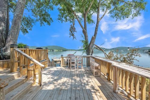una terraza de madera con vistas al agua en Lakeside Paradise- 4BR Retreat on Neely Henry Lake home 