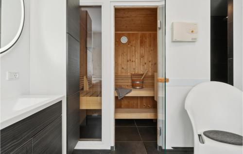 Baño pequeño con lavabo y aseo en Stunning Home In Holbk With 3 Bedrooms, Sauna And Wifi, en Kisserup