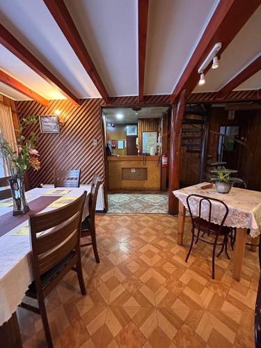 a dining room with a table and chairs at Hospedaje Polz in Puerto Montt