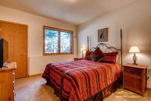 Un dormitorio con una cama grande y una ventana en Beautiful Mountain Townhome with Private Hot Tub, Steps from Everything Breckenridge! HL305 en Breckenridge