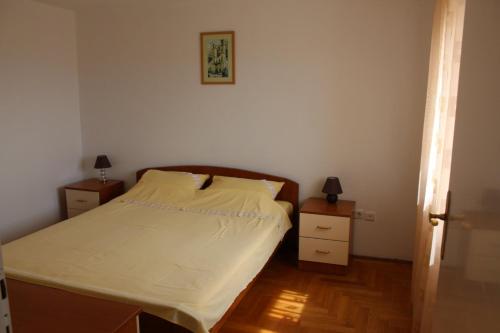 - une petite chambre avec un lit et 2 tables de chevet dans l'établissement Apartman Maslovar, à Kotor