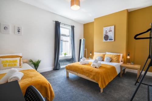 ein Schlafzimmer mit zwei Betten mit Teddybären drauf in der Unterkunft Central 2 Bedroom House-Parking in Bishop Auckland