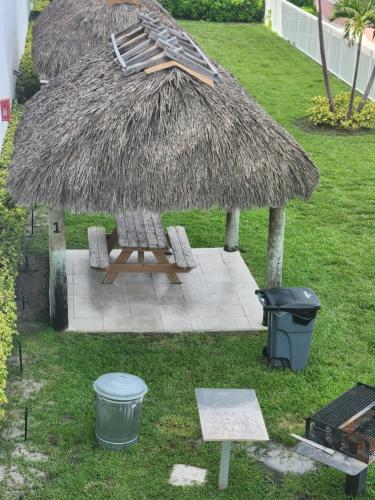 Taman di luar Entire Beach Front Condo w/ pool Amazing view 4pax