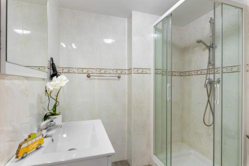 カルプにあるApartamento Arenal 3 - PlusHolidaysのバスルーム(洗面台、ガラス張りのシャワー付)