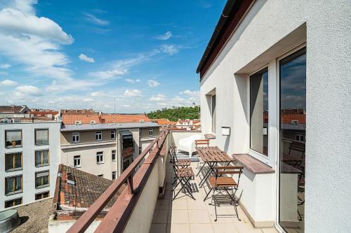 Bright 2 bed with big terrace by tram