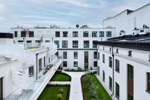 uma vista a partir da varanda de um edifício branco em Apartament Złota winda Tuwima em Lódź