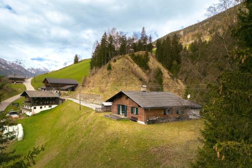 una casa al lado de una colina en Gemütliches Ferienhaus im Defereggental, 