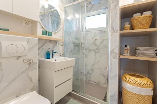 JesLiving Hvar - Elegant 2 Bedroom Apartment near the Sea in Historic Center of Hvar Town