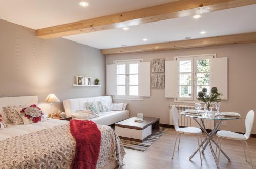 um quarto com uma cama, uma mesa e um sofá em Nova Compostela Apartments em Santiago de Compostela