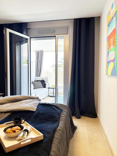 ein Schlafzimmer mit einem Tablett mit Essen auf dem Bett in der Unterkunft Maribel Apartamento Moderno in Marbella