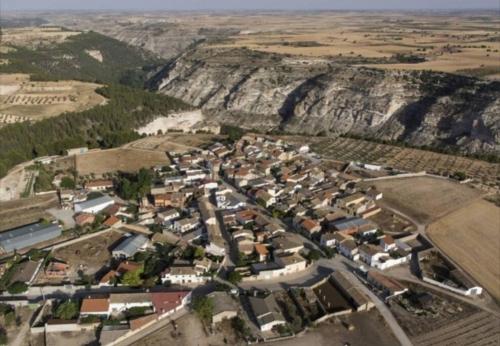 an aerial view of a small town next to a mountain at Casa Rural El Abejorro in Alcalá del Júcar