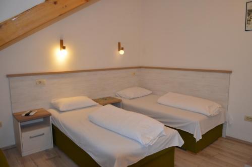 Una cama o camas en una habitación de Max