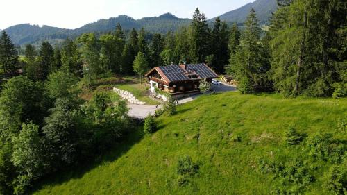 een luchtzicht op een huis op een groen veld bij Idyllisches Berg-Chalet mit Panoramablick in Bayrischzell